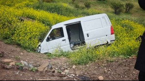 Furgón cayó en zanja 'antidelincuentes' en Quilicura: Ocupante escapó por un cerro y otro vehículo lo esperaba en Renca