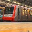 Metro de Santiago informó que la Línea 1 presenta una interrupción parcial de su servicio debido a una emergencia médica registrada durante la mañana de este viernes.