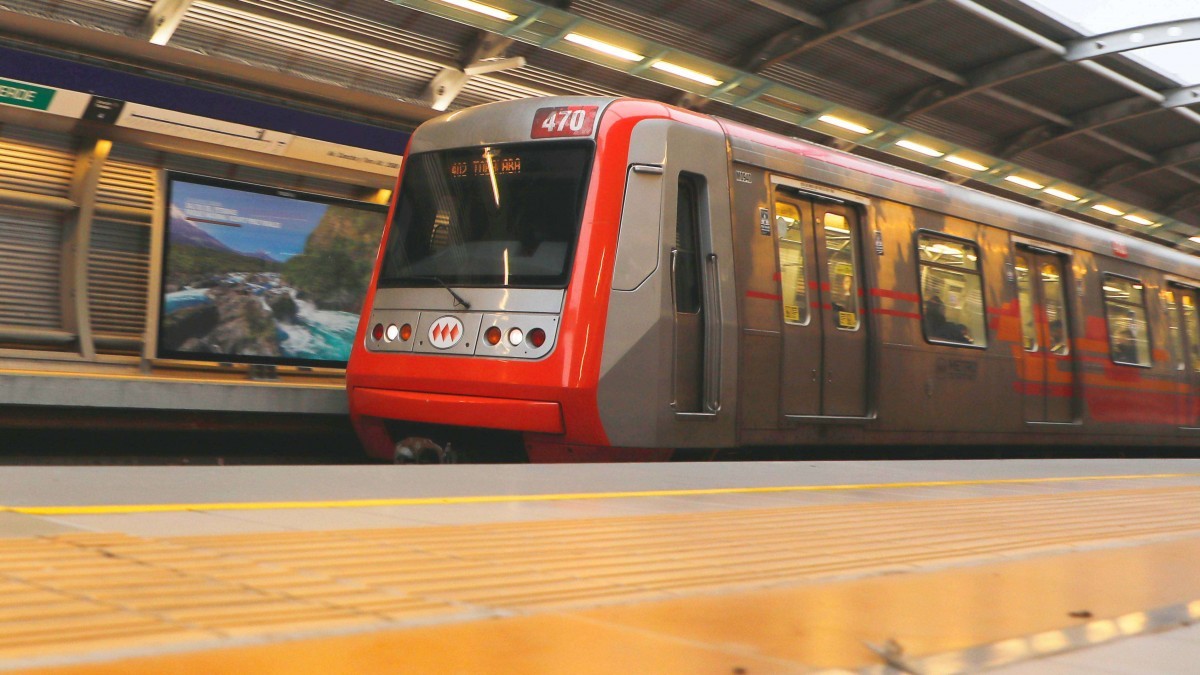 Metro de Santiago cierra diez estaciones de Línea 1 por emergencia médica