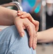 El Estado cuenta con un aporte económico destinado a apoyar a quienes se encargan del cuidado de personas que necesitan asistencia permanente en su vida diaria. Conoce los requisitos para acceder al beneficio.