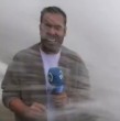 Un periodista español y su camarógrafa fueron alcanzados por una enorme ola mientras informaban en vivo desde la costa del País Vasco. La fuerza del agua interrumpió la transmisión, pero ambos confirmaron que estaban bien tras el incidente.