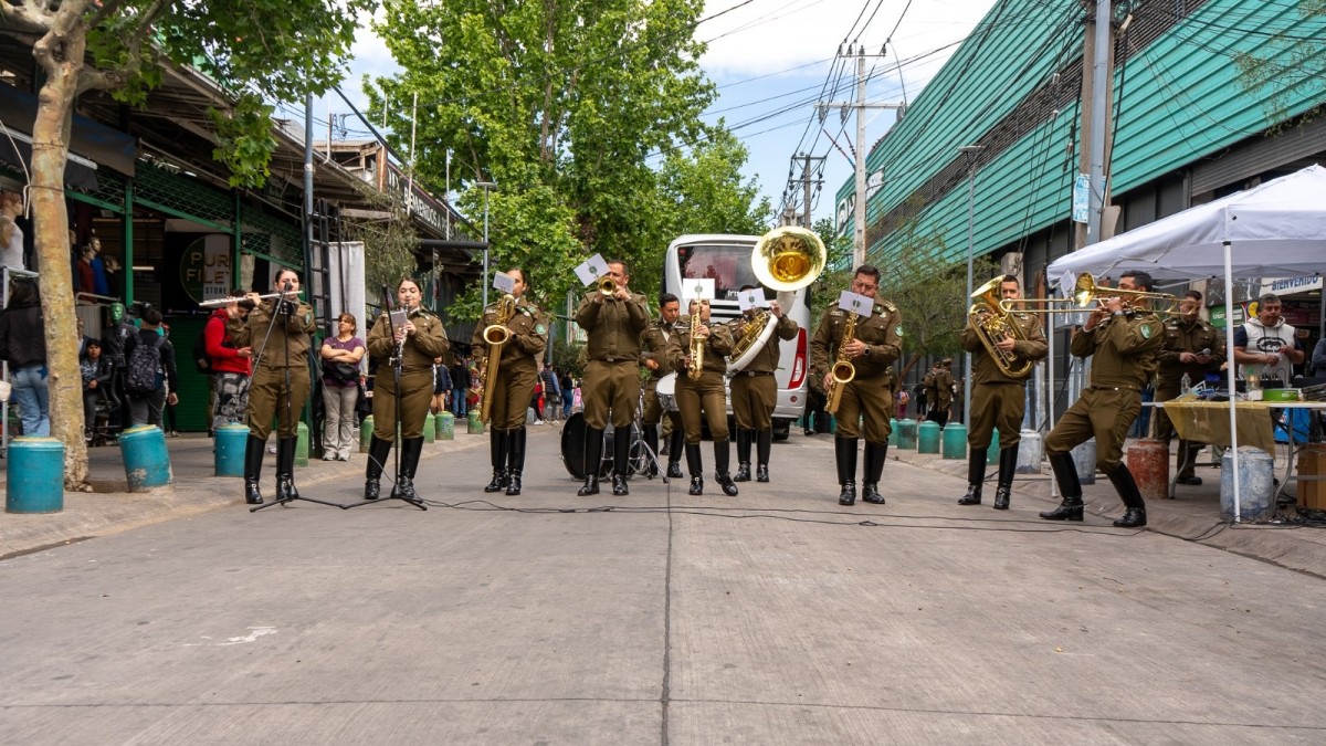 Carabineros realizó actividad de seguridad y cultura en el persa Bío Bío para fortalecer lazos con la comunidad