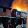 La madrugada de este domingo, un voraz incendio se desató en la comuna de Pudahuel, Región Metropolitana, dejando como lamentable saldo a una persona fallecida y dos viviendas completamente destruidas. ¡Detalles!