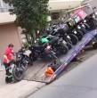 Durante una jornada de intensas fiscalizaciones en las comunas de Santiago, Independencia, Recoleta y Estación Central, Carabineros realizó un control a conductores de motocicletas. 106 vehículos quedaron fuera de circulación.