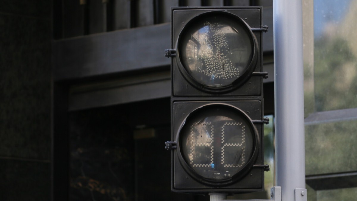 Cortes de luz en diez comunas de Santiago: Revisa las zonas que estarán sin suministro este lunes