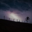 La Dirección Meteorológica de Chile emitió un aviso por probables tormentas eléctricas en sectores de tres regiones del país. Según publicó la entidad, lo anterior obedece a la condición sinóptica de inestabilidad atmosférica.