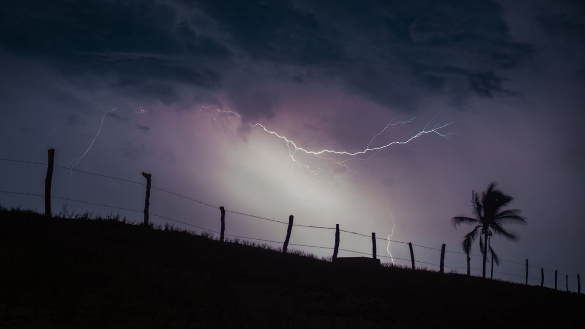 Meteorología emite aviso por "probables tormentas eléctricas" en sectores de tres regiones del país