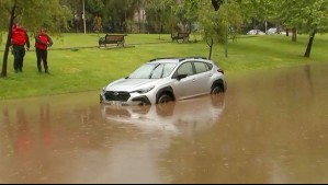 Fuertes lluvias dejan vehículo atrapado en Las Condes