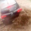 Videos captados por vecinos de Las Condes muestran las complicaciones que han dejado las intensas lluvias registradas este lunes en la comuna, con calles anegadas y dificultades para movilizarse. Revisa los videos.
