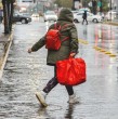 La tarde de este lunes se registran tormentas eléctricas en distintas comunas de la Región Metropolitana. De acuerdo a distintos videos, se han presentado truenos, relámpagos, granizos y lluvia en la capital.