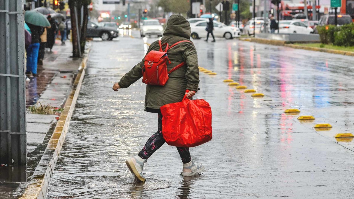 Tormenta eléctrica en Santiago: Se registran truenos, relámpagos, granizos y lluvia en algunas comunas de la capital