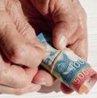En ese proceso, el beneficio puede ser suspendido o extinguido por distintas causas, entre ellas no cobrarlo durante un período prolongado, permanecer demasiado tiempo fuera de Chile o entregar información incorrecta.