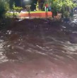 La Quebrada Honda se desbordó la noche de este lunes en la comuna de Las Condes, en medio de las intensas lluvias que afectan a la Región Metropolitana. Actualmente existe Alerta Roja por remoción en masa en 10 comunas.