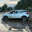 La reactivación de una quebrada en Las Condes provocó un descenso de barro hasta la Rotonda Atenas, donde un vehículo quedó atrapado tras las intensas lluvias de este lunes. Un conductor relató que no vio señaléticas que advirtieran del peligro.