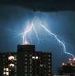 La Dirección Meteorológica de Chile (DMC) emitió dos avisos por probables tormentas eléctricas para esta semana en sectores de un total de ocho regiones del país.