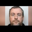 Un hombre británico publicó anuncios en Internet durante años para que desconocidos mantuvieran relaciones sexuales con su entonces esposa, mientras ella se encontraba inconsciente, informó el martes la fiscalía ante un tribunal del Reino Unido.