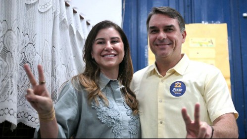 Flávio Bolsonaro y su esposa en Brasil.