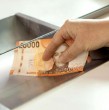La medida fue puesta en consulta pública por la Comisión para el Mercado Financiero y busca mejorar la trazabilidad de las operaciones en efectivo. La propuesta también contempla a cooperativas y emisores no bancarios de tarjetas de prepago