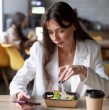El bono de colación es un beneficio que algunos trabajadores reciben para cubrir los gastos de alimentación durante su jornada laboral. ¿Es obligatorio que el empleador deba pagarlo?