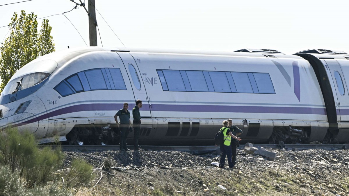 "Es una barbaridad": Confirman al menos 64 muertos en choque entre dos trenes de alta velocidad en España