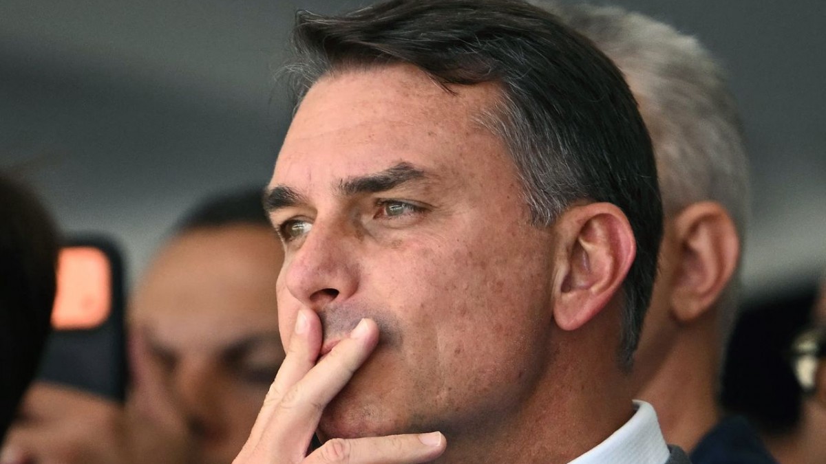 Flávio Bolsonaro llegó a Argentina con su familia y abordó un avión privado rumbo a Ecuador pese a prohibición judicial