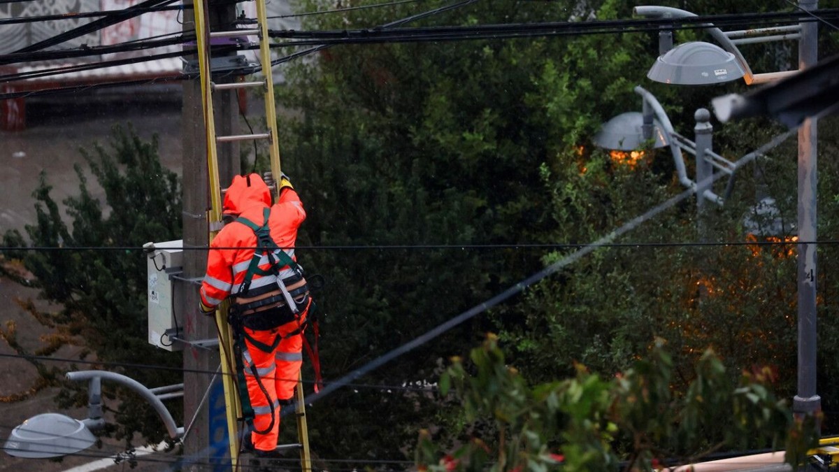 Por hasta ocho horas: Enel anunció cortes de luz en sectores de once comunas de la RM para este jueves