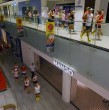 Más de 80 corredores se reúnen en los pasillos de un centro comercial de Singapur para entrenar antes de que abran las tiendas. La iniciativa surgió como una alternativa para quienes buscan mantenerse activos y evitar la contaminación del aire.