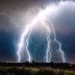 Conoce detalles sobre los avisos por tormentas eléctricas vigentes en 11 regiones del país. La Región Metropolitana es una de las afectadas, aunque también otras del norte y del centro sur.