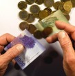 La Compensación por Diferencias de Expectativa de Vida (CEV) comenzó a pagarse en enero de 2026 y busca mejorar las pensiones de las mujeres. El aporte es automático, no requiere postulación y contempla un monto mínimo de 0,25 UF.