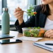 La hora de colación es un descanso obligatorio en Chile, pero por regla general no cuenta como hora trabajada. Revisa cuánto dura, cuándo puede incluirse en la jornada y cómo influye en el horario de salida.
