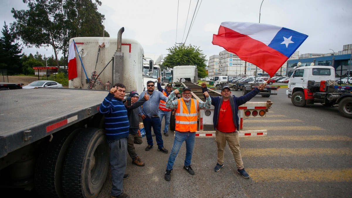 Transportistas de San Antonio mantienen paro y bloqueos tras fracaso de negociaciones con el Gobierno