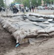 Ante el pronóstico de nuevas lluvias y tormentas eléctricas, Metro instaló sacos en las ventilaciones de la estación Los Dominicos para evitar el ingreso de agua y barro. La medida se toma tras los cierres de algunas estaciones por las inundaciones.