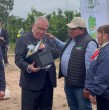 Una caja de herramientas de juguete y una petición de renuncia marcaron la visita del ministro Jaime Campos al Maule, instancia en que se declaró emergencia agrícola en 14 comunas por los daños de los temporales.