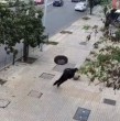 Un estudiante de 19 años fue golpeado por una rueda que se desprendió de un automóvil en Avenida Los Leones, Providencia. El accidente quedó registrado por una cámara de seguridad y el joven no sufrió lesiones graves.