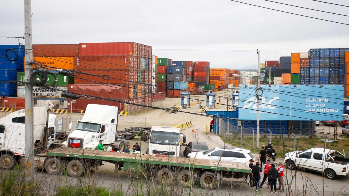 Camioneros mantienen paro indefinido en San Antonio: Movilización continúa por tarifas de fletes y alza del diésel