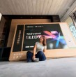 Naya Fácil necesitó una grúa pluma para ingresar a su penthouse en Las Condes un televisor de 116 pulgadas y 110 kilos. La influencer mostró el operativo y contó cómo reaccionaron sus vecinos.