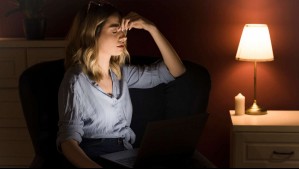 ¿Cómo lograr dormir mejor en medio de la ola de calor nocturna que vive Santiago? Estas son las recomendaciones médicas