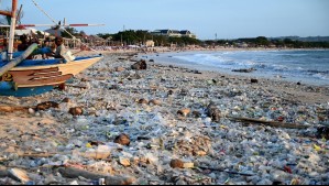 La enorme marea de botellas, vasos y embalajes de plásticos que cubre una playa turística de Bali La enorme marea de botellas, vasos y embalajes de plásticos que cubre una playa turística de Bali