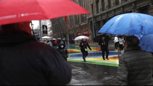 Se vienen chubascos y bajón de temperaturas 'de sopetón' en Santiago: Este es el pronóstico para el fin de semana