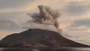 Alerta de tsunami por nueva erupción de volcán en Indonesia: Emergió una columna de humo de 400 metros Alerta de tsunami por nueva erupción de volcán en Indonesia: Emergió una columna de humo de 400 metros