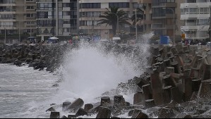Indignación en las redes por bañistas en plenas marejadas en Licantén: Esto es lo que no se debe hacer