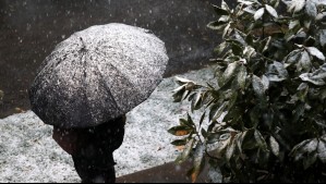 'No es simulacro, nieve a comienzos de mayo': Estos son los videos de la nevada que cae en Santiago