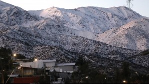 Sistema frontal frío provocará nevadas con ventisca en la Región Metropolitana y O'Higgins durante 24 horas