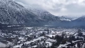 Este video aéreo muestra la belleza natural del Cajón del Maipo y San José de Maipo cubiertos de nieve