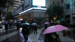 A esta hora dejará de llover intensamente en Santiago: Así será el paso del sistema frontal este viernes