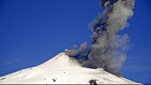 Volcán Villarrica registra dos nuevas explosiones este domingo: Una columna de cenizas alcanzó los 780 metros