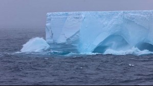El iceberg más grande del mundo 'se niega a morir': El coloso de hielo está 'atrapado' al norte de la Antártica