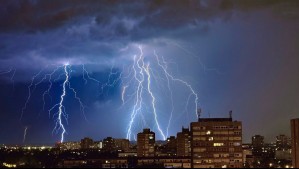 Pronostican 12 horas de tormentas eléctricas y fuertes precipitaciones: Estas serán las tres regiones afectadas