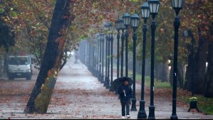 Continúan las precipitaciones débiles en Santiago: En estas comunas podría caer 'algún goterón' este martes