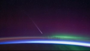 Así se ve el cometa del siglo desde el espacio: Astronauta de la NASA lo captó rodeado de auroras boreales